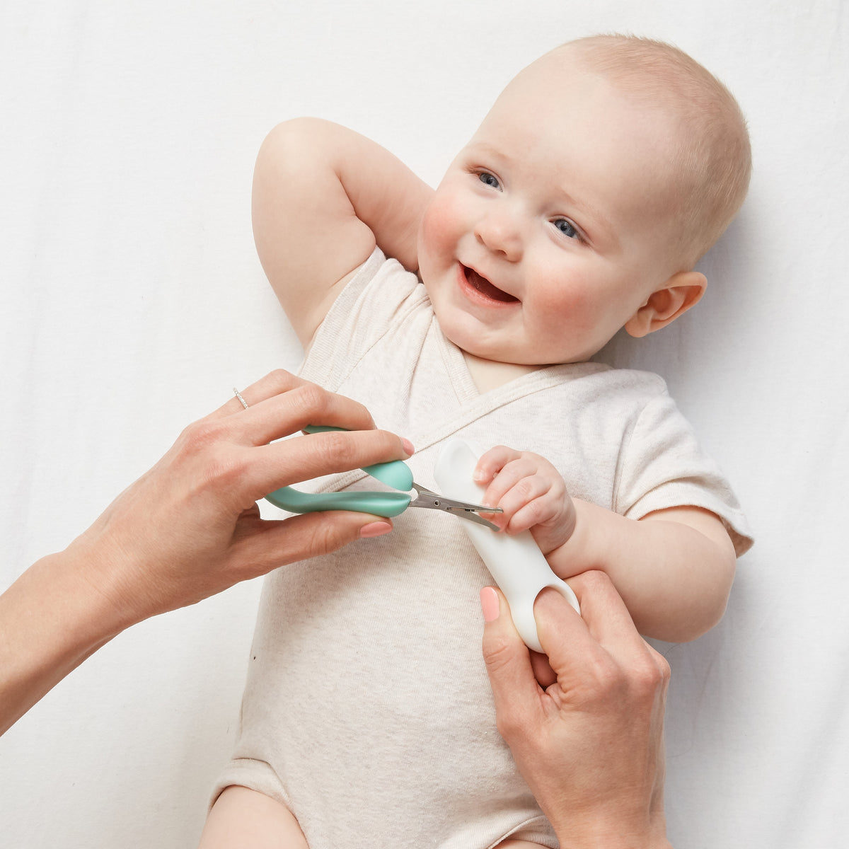 Come tagliare le unghie a un neonato: guida pratica per genitori